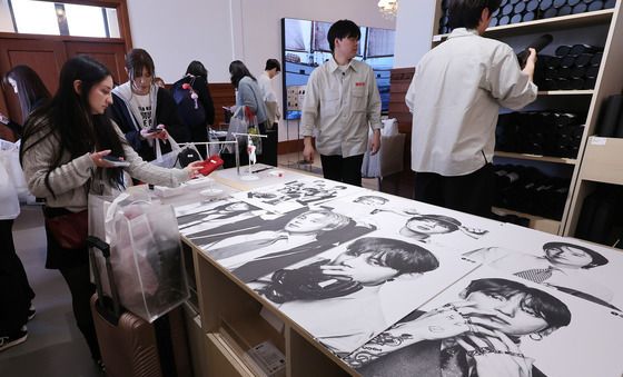 BTS 굿즈 둘러보는 아미들