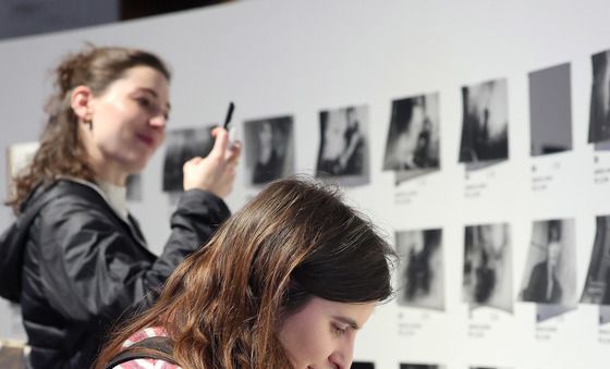 BTS 팝업 전시 보며 미소 짓는 아미들