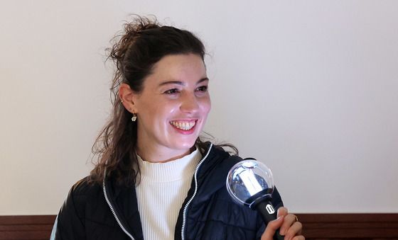 아미밤 들고 미소 짓는 아미