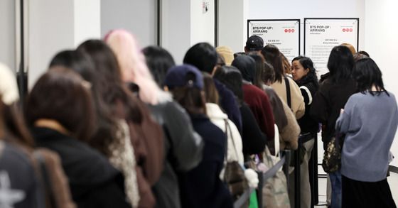 길게 늘어선 BTS 팝업 대기줄