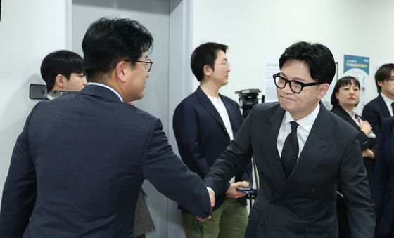 악수하는 한동훈·김종혁