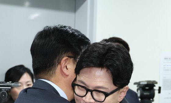 김종혁과 포옹하는 한동훈
