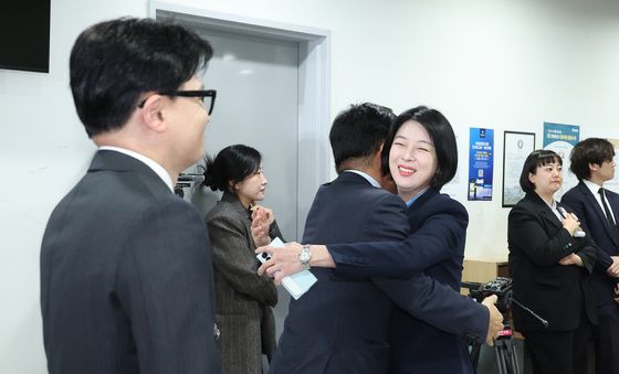 포옹하는 배현진·김종혁