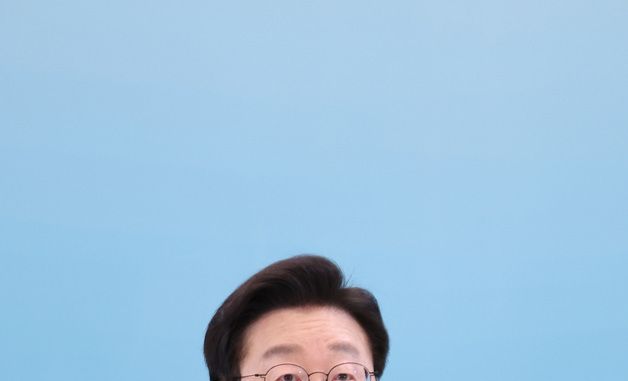 참석자 발언 경청하는 이재명 대통령