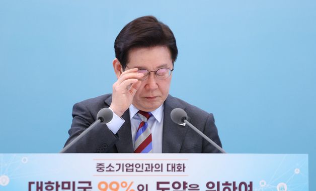 안경 고쳐쓰는 이재명 대통령