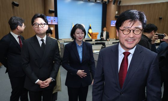 미소 지으며 기자회견장 나서는 김종혁