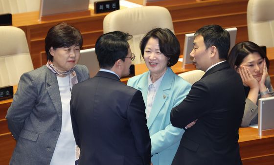 대화나누는 법사위원들