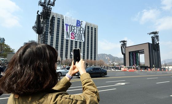 정부서울청사, BTS 팬 환영 현수막 설치