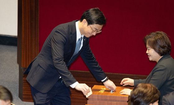 공소청법안 무제한토론 종결 동의의 건 표결하는 장경태 의원