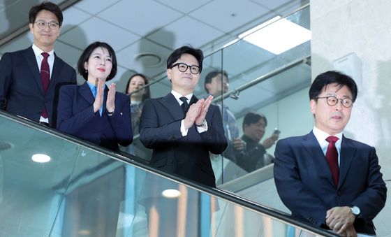 김종혁에게 손뼉치는 한동훈·배현진