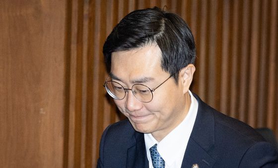 굳은 표정의 장경태 의원