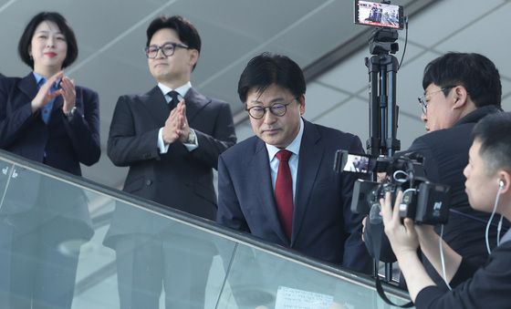 지지자들에게 인사하는 김종혁