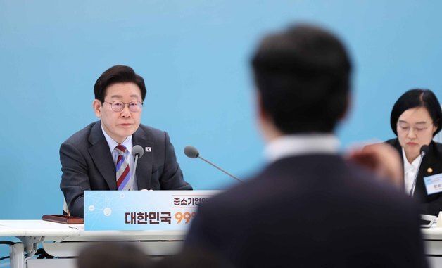 발언 경청하는 이재명 대통령