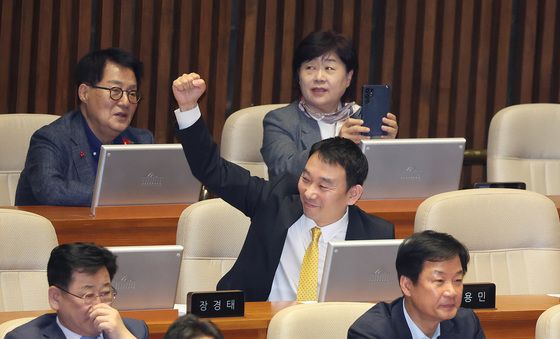 환호하는 김용민