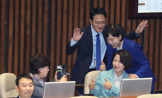 공소청법 통과 기념 촬영하는 추미애