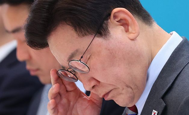 자료 살펴보는 이재명 대통령