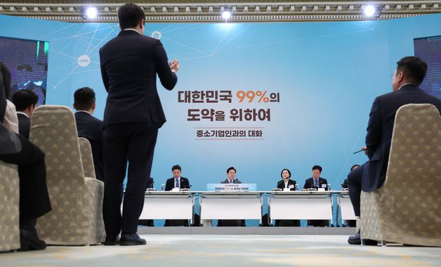 참석자 발언 경청하는 이재명 대통령