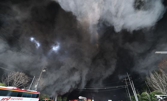 도로 집어 삼킨 검은 연기