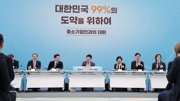 참석자 발언에 박수치는 이재명 대통령