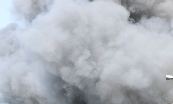 화재 현장 자욱한 연기
