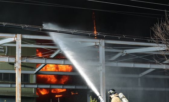 화재 진화하는 소방