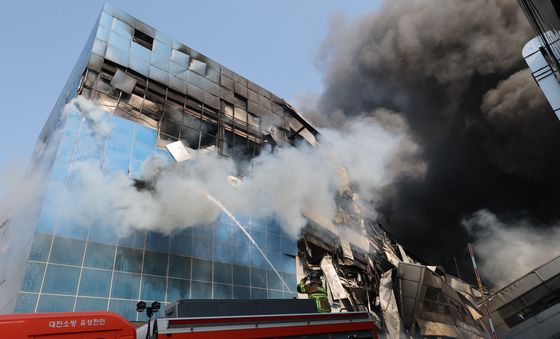 화재 진화하는 소방