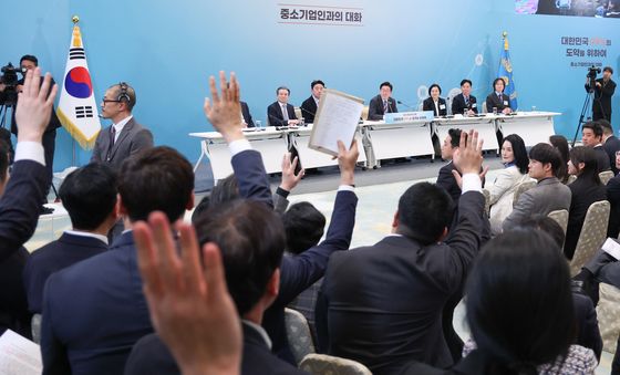 중소기업인과 대화하는 이재명 대통령