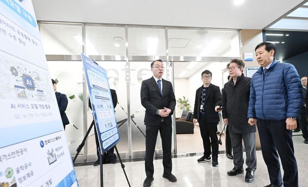 AI 활용 협의체 추진과제 설명듣는 구윤철 부총리