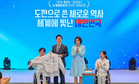 선수들 사인 담긴 단복 선물 받는 이재명 대통령