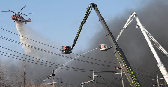 진화 어려움 겪는 대전 공장 화재