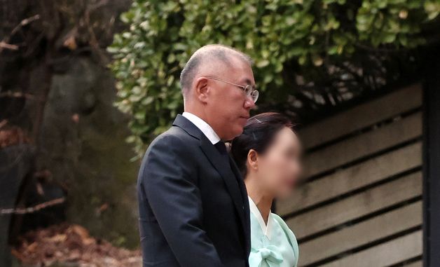 고 정주영 명예회장 제사 참석하는 정의선 회장과 정지선 여사