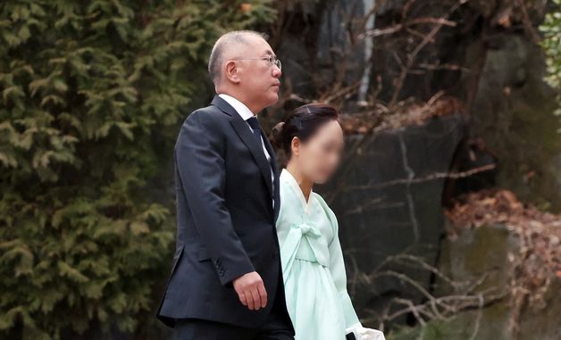 청운동 옛 자택 들어서는 정의선 회장과 정지선 여사