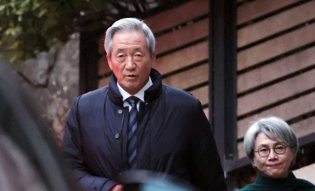 취재진 향해 인사하는 정몽준 이사장과 김영명 여사