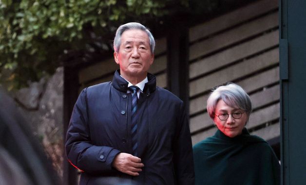 취재진 향해 인사하는 정몽준 이사장과 김영명 여사