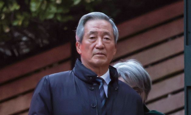 취재진 향해 인사하는 정몽준 이사장