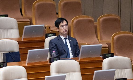 본회의장 자리한 김민재 차관