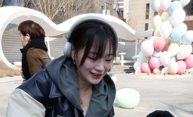 BTS 호외 받는 외국인 관광객