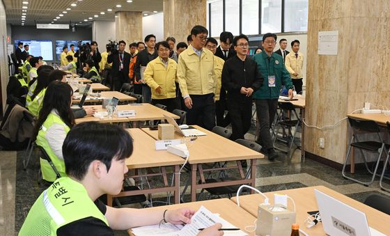 BTS 컴백 공연 통합현장관리본부 찾은 김민석 총리