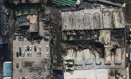 화재로 무너진 공장 건물