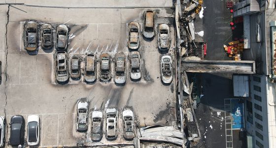 불에 타버린 자동차