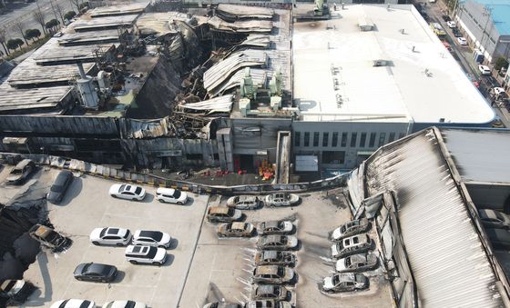 화재로 무너진 공장
