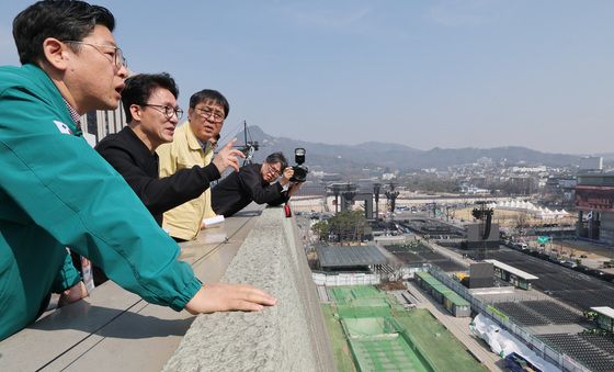BTS 컴백 공연 현장 살펴보는 김민석 총리