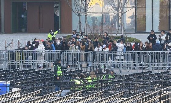 오전부터 광화문광장 찾은 아미들