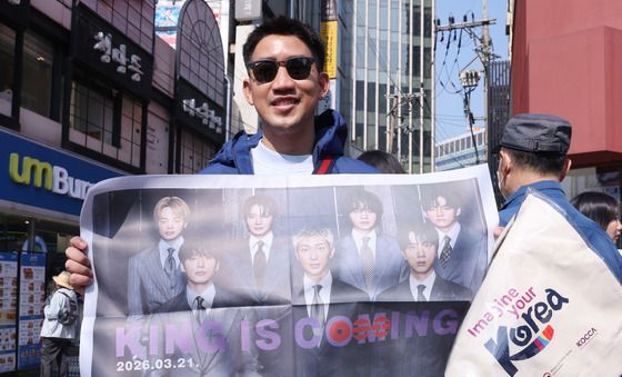 광화문광장 찾은 외국인관광객 호외 들고 '찰칵'