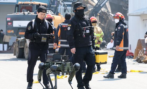 로봇개 투입된 대전 공장 화재 실종자 수색