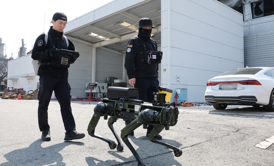 실종자 수색에 투입된 로봇개