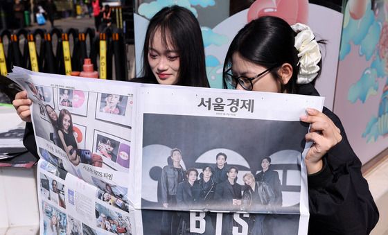 호외 보는 외국인관광객