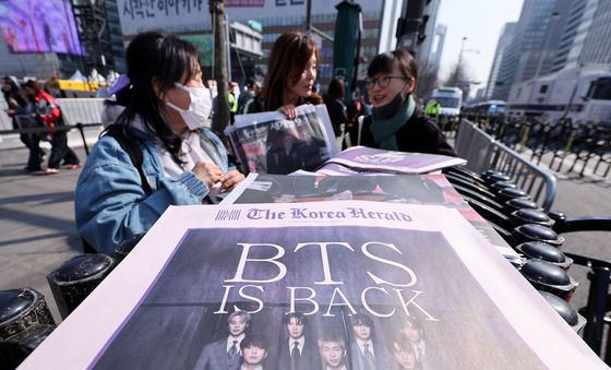 BTS 공연장에 등장한 호외…“팬들에겐 또 하나의 굿즈”