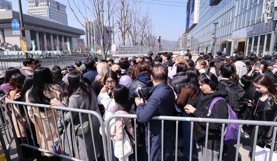 BTS 컴백공연 입장 기다리는 아미들