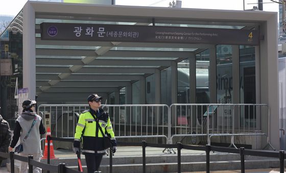 출입구 폐쇄된 광화문역 '무정차통과'